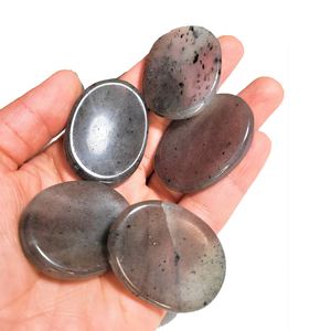 หินอัญมณีรูปหัวแม่มือคริสตัลธรรมชาติสำหรับการรักษาหินกึ่งมีค่าหินมีค่าแนวแอเวนจูรีนสีเทาขัดเงาของฮวงจุ้ย - Product Image 5