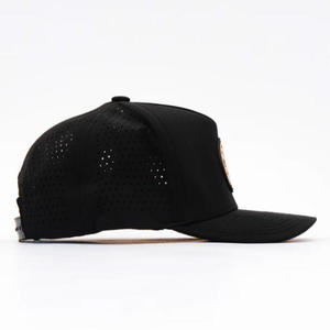 Gorra Trucker de 5 Paneles Estructurada con Parche de Goma Personalizado Perforado, de Alta Calidad, Impermeable, con Orificios Cortados con Láser, para Deportes, Venta al Por Mayor - Product Image 3