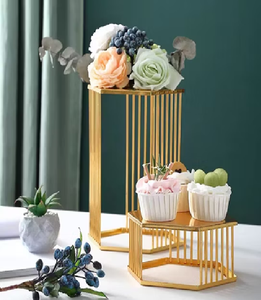 Elegante soporte de pastel de metal dorado de 3 niveles para servir postres o frutas, pasteles. Disponible a precios mayoristas - Product Image 6