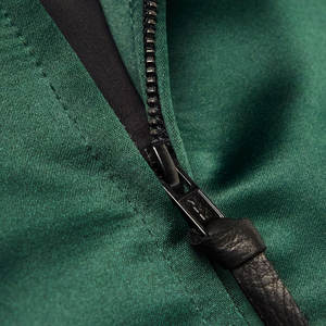 Chaqueta Bomber de satén Una capa audaz que habla volúmenes Es una chaqueta Bomber de satén - Product Image 5