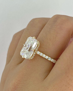 Anillo de compromiso de moissanita de corte radiante alargado de 4 quilates con anillo de lujo de moissanita de hielo triturado de diseño de halógeno oculto para mujer - Product Image 2
