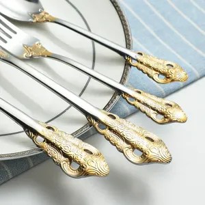 Juego de cubiertos dorados opulentos fabricados con acero inoxidable pulido para una presentación de mesa moderna y elegante. - Product Image 3