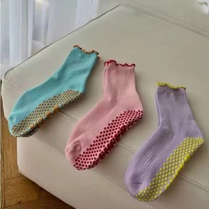 Venta al por mayor gratis maqueta logotipo personalizado mujeres agarre algodón antideslizante volante deportes Yoga Pilates Calcetines deportivos - Product Image 6