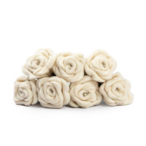 Rosas hechas a mano de lana de fieltro blanco respetuosas con el medio ambiente, duraderas, ligeras, flores decorativas, de Gracias Acción, boda, Navidad, decoración del hogar - Product Image 1