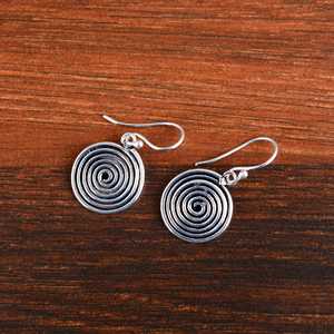 Boucles d'oreilles spirales au design antique, bijoux tribaux en laiton pour femmes, finition argent oxydé, style bohème, géométriques, pendantes, vente en gros/OEM - Product Image 3