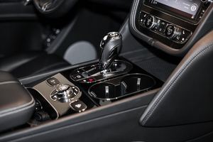 Super Clean Usado 2021 Bentle-y Bentayga V8 AWD con asientos de cuero Sistema de navegación Asientos con calefacción Arranque remoto Techo solar - Product Image 6