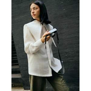 เสื้อเบลาส์ผ้าลินินสำหรับผู้หญิงแบบเรียบง่ายเทรนด์ใหม่สไตล์ลำลองบริการ ODM จากเวียดนามอุปกรณ์ตกแต่งโลโก้สำหรับฤดูใบไม้ผลิฤดูร้อน - Product Image 1