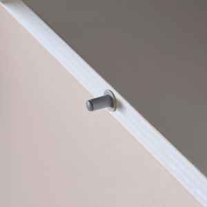 Columna de Baño Suspendida Blanca con Elegantes Estantes para Organizar tu Espacio - Product Image 6