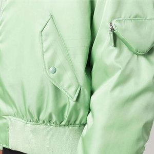 เสื้อแจ็กเก็ตบอมเบอร์ผ้าซาตินสำหรับผู้ชายสไตล์ไฮสตรีทแฟชั่นคอตั้งแบบกำหนดเองได้สำหรับกีฬาฤดูหนาวบริการ OEM ระบายอากาศได้ดี - Product Image 6