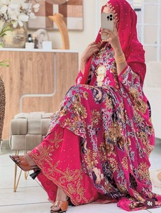 Sari de Dirac somalí tradicional de proveedor indio mejorado con abalorios intrincados para un atractivo visual impresionante disponible para la venta - Product Image 2