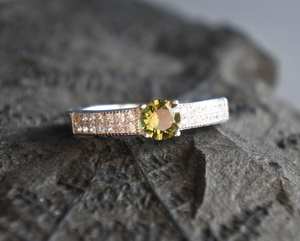 Bague en argent sterling avec pierre précieuse moldavite tchèque authentique pour les occasions spéciales telles que les mariages - Product Image 1