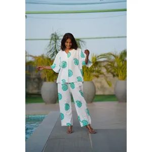 ชุดเซ็ตไหมพรมลายดอกไม้ Sea Swirl - เสื้อทรงหลวมแขนสามส่วนระบายอากาศได้ดี กางเกงขาสั้นเอวปรับได้ เหมาะสำหรับออกกำลังกายในฤดูร้อน - Product Image 1