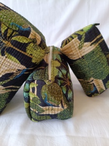 กระเป๋าเครื่องสำอางลายดอกไม้ผ้าฝ้ายแบบควิลท์ ขนาดกลาง/เล็ก กระเป๋าใส่เครื่องสำอางสำหรับเดินทางแบบมีซิป ผู้ผลิต ผู้ค้าส่ง กระเป๋าเครื่องสำอาง - Product Image 4