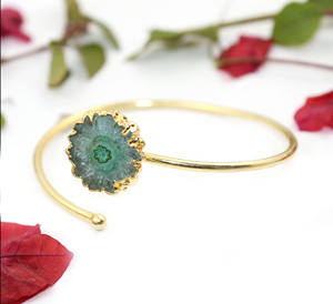 Vente en gros Bracelet quartz solaire plaqué or Bracelet réglable en forme de fleur de pierre précieuse - Product Image 2