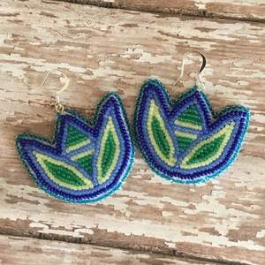 Boucles d'oreilles légères faites à la main en perles de verre et fil, idéales pour les soirées - Product Image 1