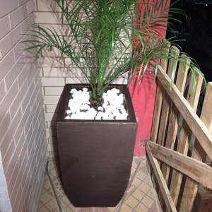 Jarrón de plástico negro trapezoidal de polietileno Grafiato 56 - Product Image 3