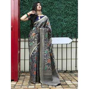 Sari en soie Banarasi bleu marine à fleurs séduisant avec blouse, robe de soirée festive - Product Image 2