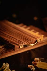 เขียงสีน้ำตาลอ่อนเขียงที่มีด้ามจับและกระดานช็อปปิ้งทำด้วยมือทำจากไม้ - Product Image 4