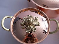Ensemble de casseroles classiques en cuivre martelé avec des boutons de couvercle en acier inoxydable ornés pour le service en cuisine et la présentation de buffet