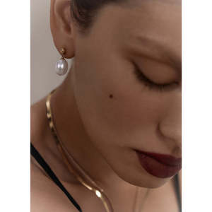 Boucles d'oreilles pendantes de style baroque avec accents de perles - Product Image 2