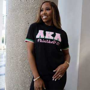 2025 camiseta XAKA Doctor educada para mujer, camiseta gráfica informal, Camiseta de algodón inspirada en la Hermandad, ropa griega con estampado de letras rosa y verde - Product Image 1