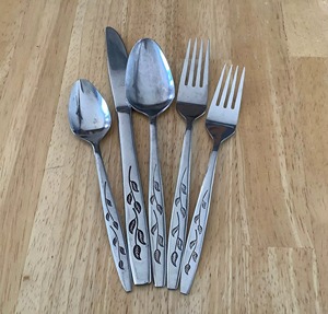 Juego de Cubiertos de Plata Simple con Acabado Plateado, Cubiertos de Primera Calidad, Perfectos para el Uso Diario en la Cocina y la Cena Familiar, Procedentes de la India - Product Image 1