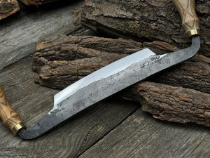 Moyen Drawknife. Lame de rasoir. Forgé à la main en acier au carbone trempé, manche en bois de frêne, avec étui en cuir - Product Image 2