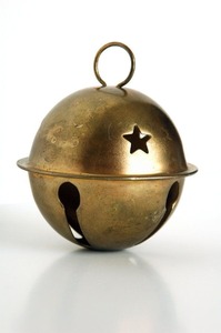 Grande cloche de Noël dorée suspendue avec un nœud rouge pour une décoration intérieure élégante et une décoration festive traditionnelle - Product Image 3