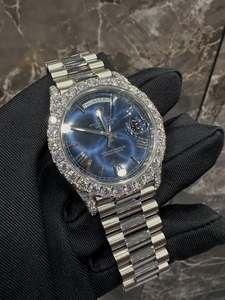 Montre à quartz dorée personnalisée pour homme et femme style hip hop VVS clarté Moissanite avec diamants et verre analogique en acier inoxydable - Product Image 2