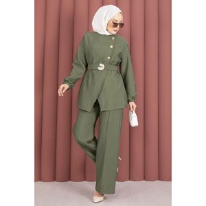 Traje de Dos Piezas para Mujer en Verde Claro de Diseñador con Botones Dorados y Cinturón - Product Image 2
