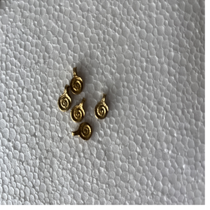 Dijes de latón hechos a mano personalizados ideales para diseñadores de joyas de micro macramé para hacer pulseras y collares - Product Image 1