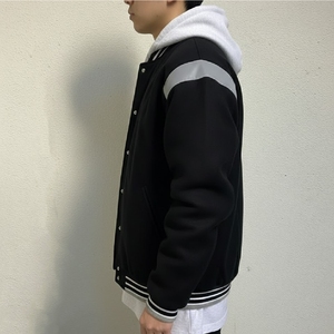 Chaqueta Varsity Negra con Cierre de Cremallera, Estilo Atlético Clásico con Cierre Frontal - Product Image 4