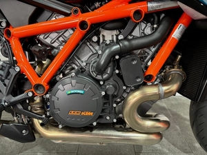 VENTES FLASH 2023 1290 SuperDuke R Impeccable Full Tech Pack LeoVince Slip On Haute Performance Prêt à être expédié dans le monde entier - Product Image 2