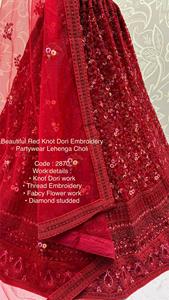 Magnifique Lehenga Choli en tulle rouge pour les fêtes, avec une élégante broderie en nœuds Dori, pour les mariages, les réceptions et les occasions indiennes et pakistanaises - Product Image 2