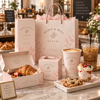 Ensemble d'emballages personnalisés AT PACK pour boulangerie et café, comprenant des gobelets en papier de 12 oz, des gobelets en PET de 16 oz, des sachets de café de 250 g et des boîtes à desserts.