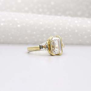Anillo de Compromiso con Diamante Certificado de Corte Esmeralda, con Piedras Laterales Trapezoidales y Engaste de Bisel - Product Image 2