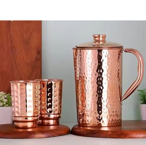 Pichet en cuivre martelé le plus vendu en verre personnalisable New Look Pitcher Set avec deux gobelets Accessoires de cuisine - Product Image 5