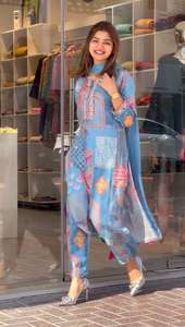 Elegante Conjunto Kurti Recto de Georgette con Dupatta Nazneen Bordada, Ropa Étnica para Mujer, Estilo Casual para Fiestas - Product Image 4