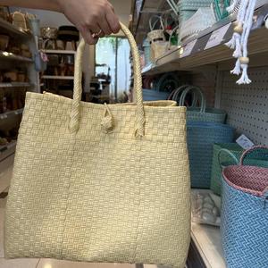 Sac à main décontracté écologique pour femmes de style vintage fabriqué à partir de matière plastique indonésienne recyclée - Product Image 1