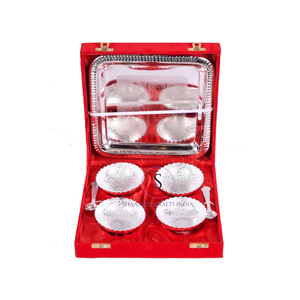 Nuevo Juego de Servir de Latón Plateado con Cuatro Tazones, Cuatro Cucharas y Bandeja, en una Elegante Caja de Color Rojo Brillante - Product Image 1