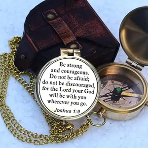 Brújula de latón brillante con fuerte y valiente Joshua grabado tamaño de bolsillo con estuche de cuero regalos de bautismo Material de Metal - Product Image 1
