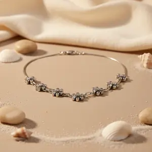 Collar floral de cristal con flores plateadas para mujer - Product Image 1