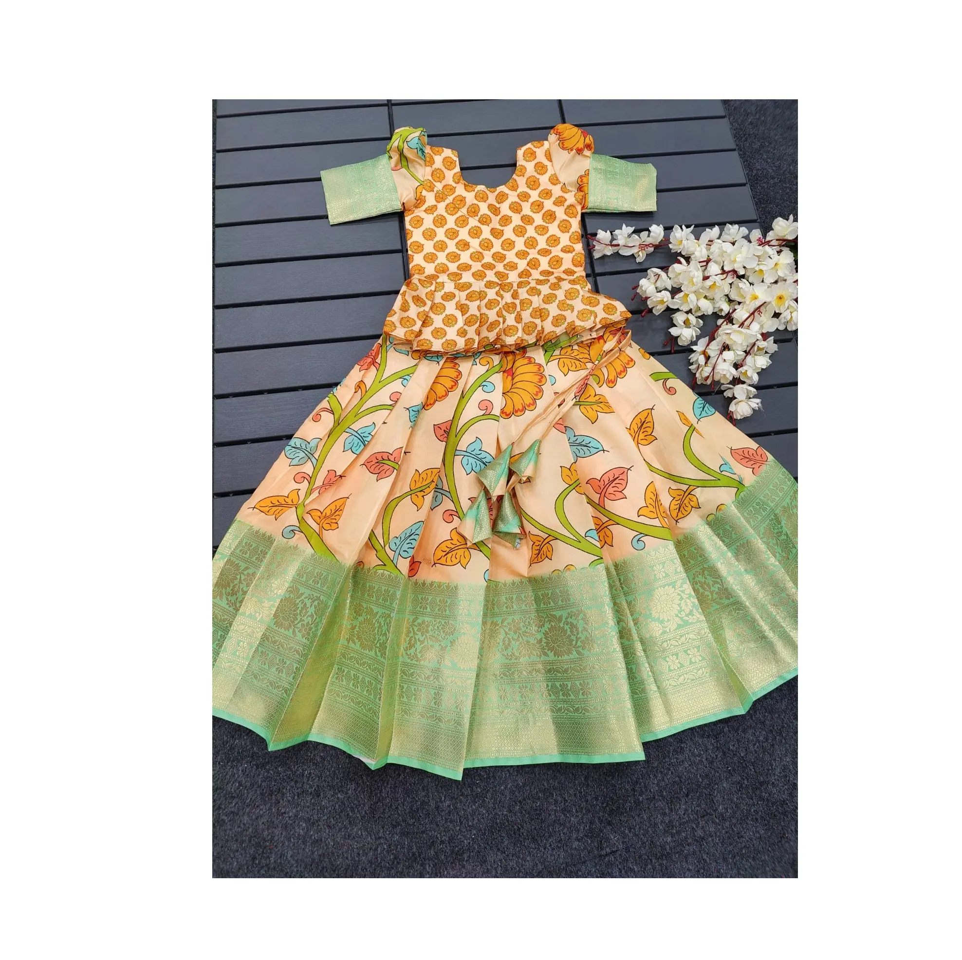 Pure Zari Weaving Border Designer Kids Lehenga Choliとの最高品質のデジタルプリント作業をバルク価格で輸出