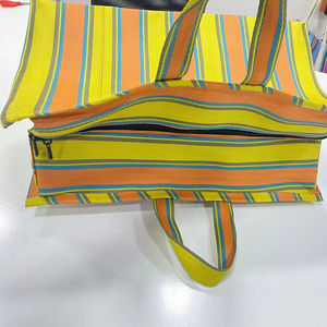 Bolso de compras a rayas tejido plástico cremallera reutilizable respetuoso con el medio ambiente hecho a mano bolsas de playa recicladas estuches para cosméticos - Product Image 1