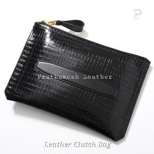 Lleve su estilo esencial personalizado con este elegante bolso de mano de cuero plegable sobre el embrague de cuero que ofrece practicidad de estilo - Product Image 6