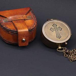 Alors ne craignez pas, car je suis avec vous 'gravure de croix de boussole de poche en laiton vintage avec étui en cuir cadeau chrétien fait à la main - Product Image 2