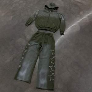 Conjunto Deportivo de Dos Piezas con Sudadera y Pantalones Jogger Bordados Personalizados a Precio de Mayoreo, Estilo Vintage Lavado para Hombre - Product Image 1