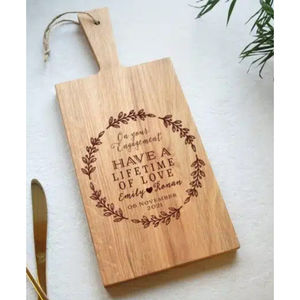 Tabla de cortar de madera de diseño clásico para compromiso y regalos de boda, tabla de servir de paleta de madera personalizada, tabla rebanadora - Product Image 1