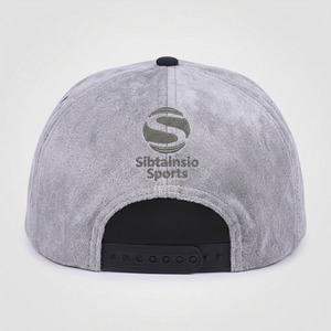 Gorra Snapback Personalizada de Gamuza Gris con Visera Plana Negra, Logotipo Bordado Premium, Gorra de Béisbol Estilo Urbano, Ajustable, Gorra Hip Hop - Product Image 4