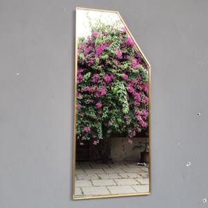 กระจกติดผนัง กระจกตกแต่งผนัง ดีไซน์โดดเด่น พร้อมการเคลือบผิวทองเหลือง - Product Image 1